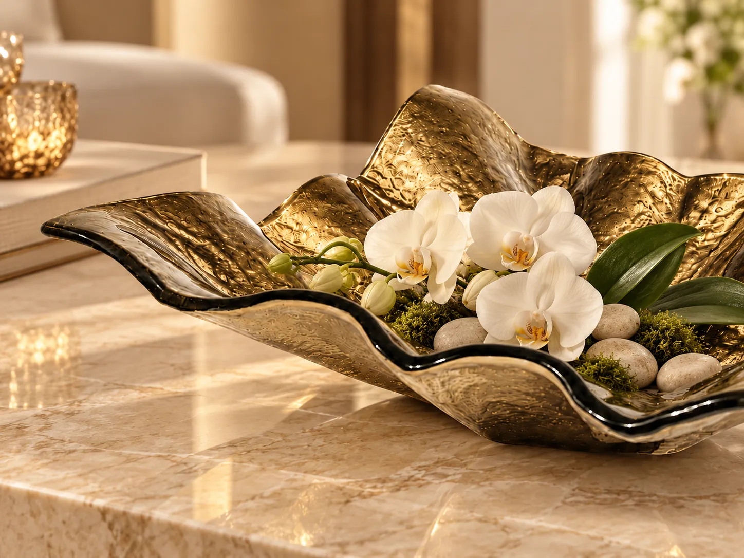 Centro de mesa bronze com orquídeas brancas sobre mesa de travertino