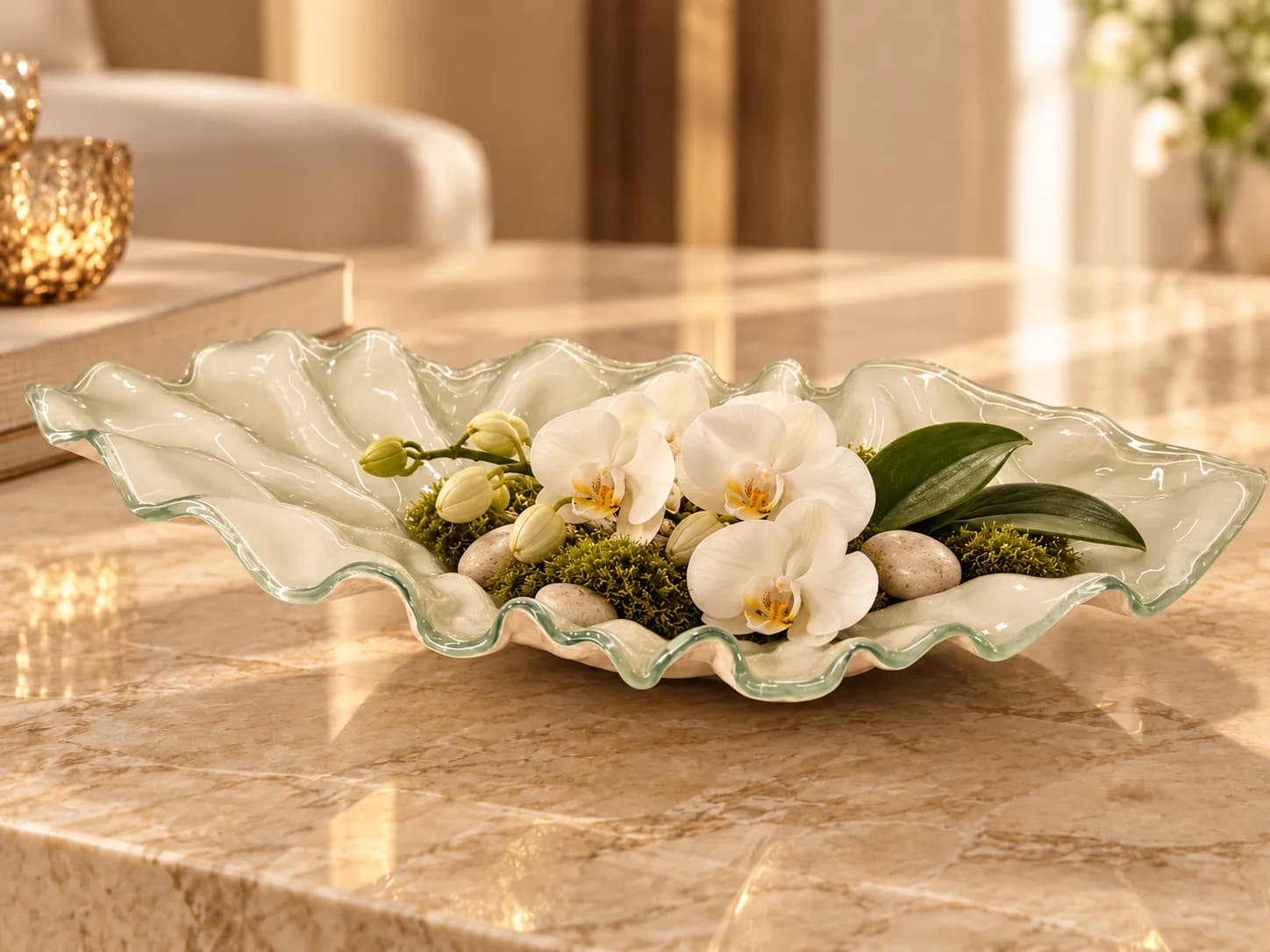 Centro de mesa em vidro nude com orquídeas brancas sobre travertino